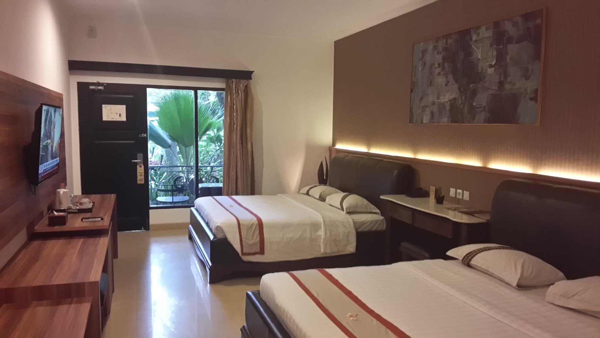 The Grand Palace Hotel Джокьякарта Экстерьер фото