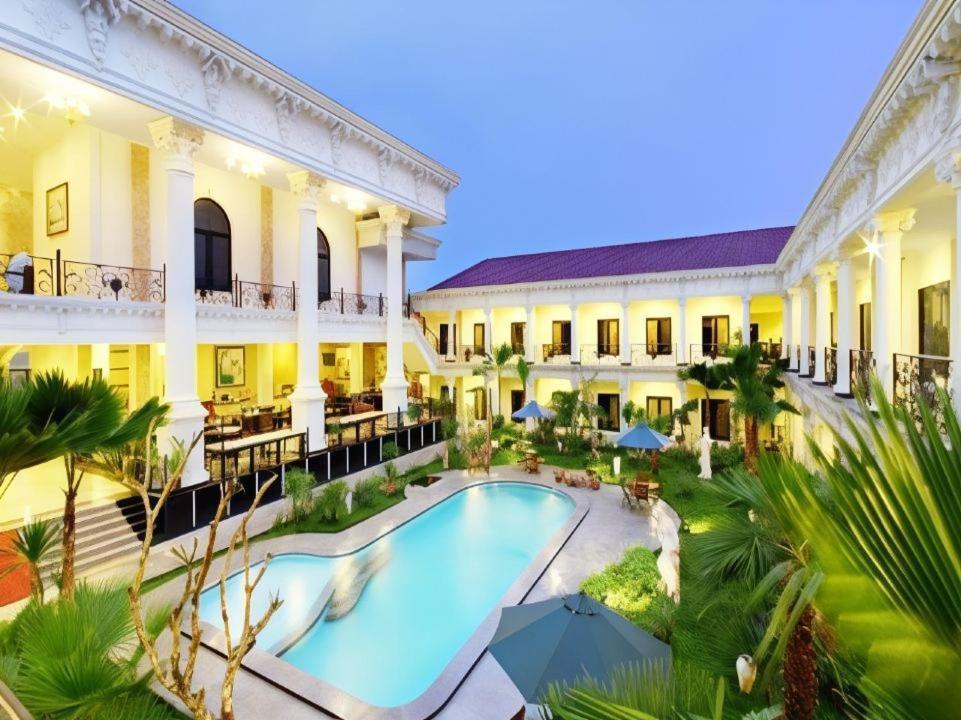 The Grand Palace Hotel Джокьякарта Экстерьер фото